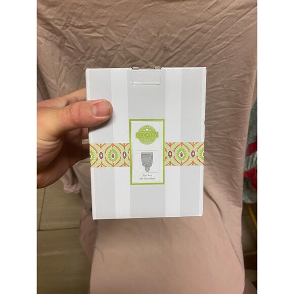 Scentsy YOU ARE MY SUNSHINE Plug-In Wax Warmer - Picture 1 of 3